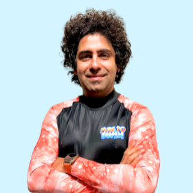 Experienced swim teacher Mehdi Aardin guiding beginner swimmer